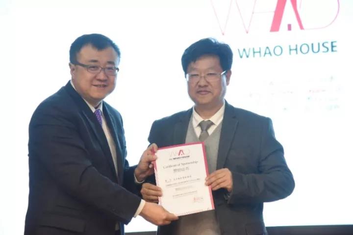 清華大學(xué)黨委常委、副校長(zhǎng)楊斌為天豐綠色裝配集團(tuán)總裁李旭祿頒發(fā)證書(shū)